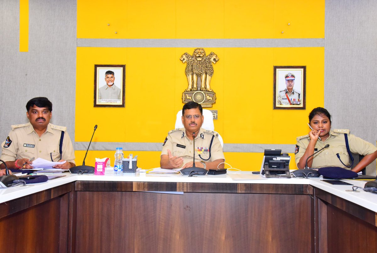 VjaCityPolice's tweet image. ఎన్.టి.ఆర్ జిల్లా పోలీసు అధికారులతో నేర సమీక్షా సమావేశం నిర్వహించిన  పోలీస్ కమిషనర్ ఎస్.వి.రాజ శేఖర బాబు ఐ.పి.యస్., గారు.

#ReviewMeeting #CrimeReview #instructions #Commissionerofpolice #vijayawadacity #NTRDistrict #AndhraPradeshStatePolice @APPOLICE100