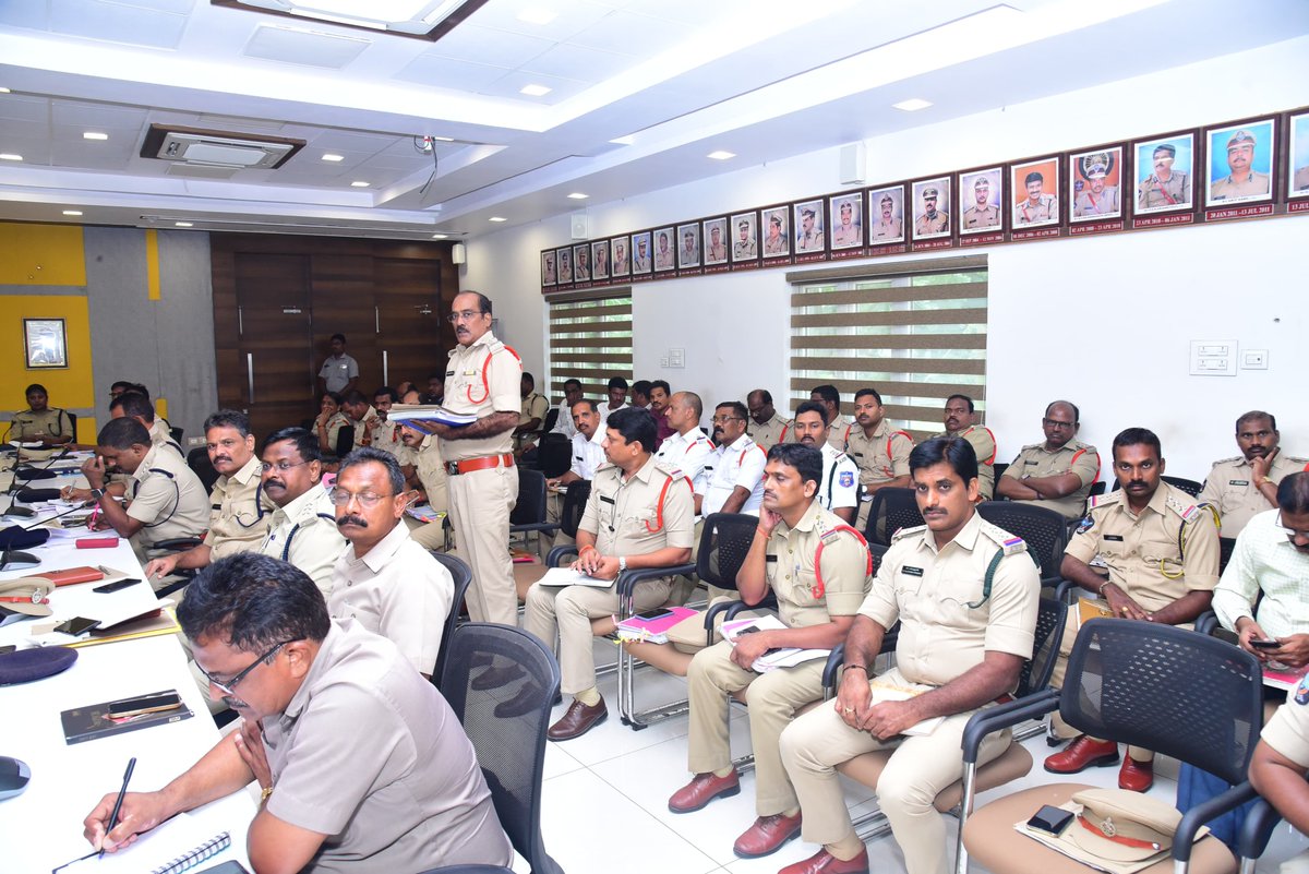 VjaCityPolice's tweet image. ఎన్.టి.ఆర్ జిల్లా పోలీసు అధికారులతో నేర సమీక్షా సమావేశం నిర్వహించిన  పోలీస్ కమిషనర్ ఎస్.వి.రాజ శేఖర బాబు ఐ.పి.యస్., గారు.

#ReviewMeeting #CrimeReview #instructions #Commissionerofpolice #vijayawadacity #NTRDistrict #AndhraPradeshStatePolice @APPOLICE100