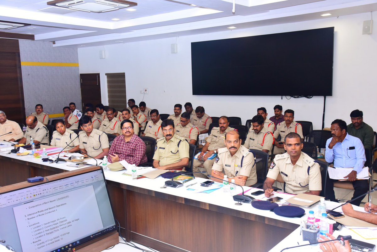 VjaCityPolice's tweet image. ఎన్.టి.ఆర్ జిల్లా పోలీసు అధికారులతో నేర సమీక్షా సమావేశం నిర్వహించిన  పోలీస్ కమిషనర్ ఎస్.వి.రాజ శేఖర బాబు ఐ.పి.యస్., గారు.

#ReviewMeeting #CrimeReview #instructions #Commissionerofpolice #vijayawadacity #NTRDistrict #AndhraPradeshStatePolice @APPOLICE100