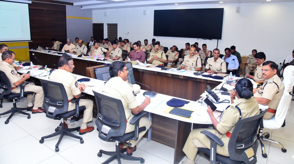 VjaCityPolice's tweet image. ఎన్.టి.ఆర్ జిల్లా పోలీసు అధికారులతో నేర సమీక్షా సమావేశం నిర్వహించిన  పోలీస్ కమిషనర్ ఎస్.వి.రాజ శేఖర బాబు ఐ.పి.యస్., గారు.

#ReviewMeeting #CrimeReview #instructions #Commissionerofpolice #vijayawadacity #NTRDistrict #AndhraPradeshStatePolice @APPOLICE100