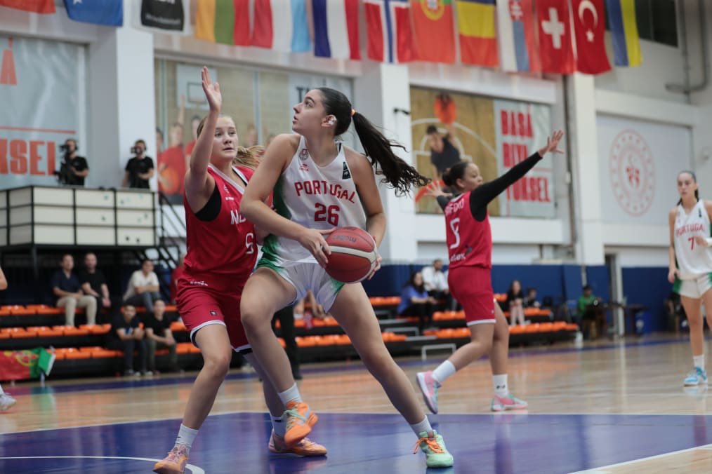 borrachalaranja's tweet photo. 🇵🇹 Carolina Silva in Portugal's 77-26 win over Norway in the U16 Women’s EuroBasket (Division B), in Konya:

• 13 points (5/8 2P, 1/5 3P)
• 6 rebounds
• 5 assists
• 2 steals
• 1 block
• +29 box plus/minus
• +19 efficiency
• 13’56” minutes

#U16EuroBasket #SomosBasquetebol https://t.co/09FWpyHSlA
