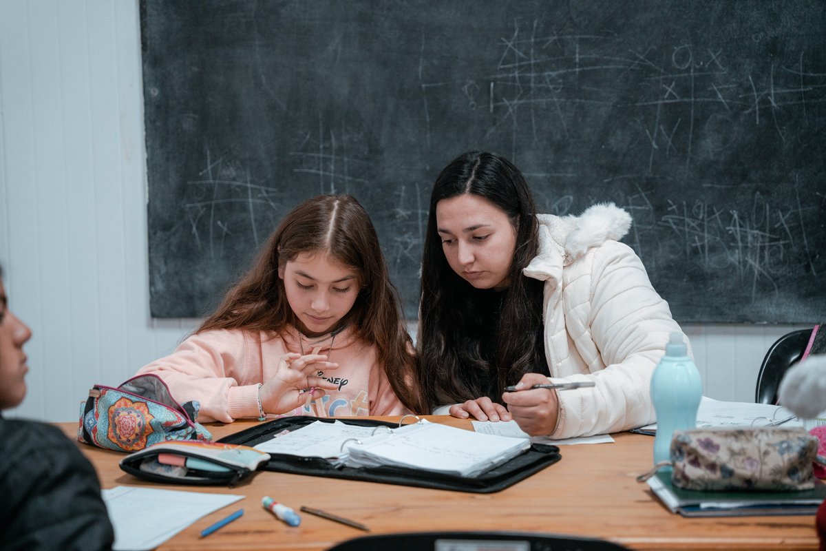 📣 El director <a href="/marianoberdinas/">Mariano Berdiñas</a>, junto al equipo de #EducandoenMovimiento recorrieron centros de la Costa del Uruguay que impulsan este programa de apoyo escolar y acompañan a más de 1500 estudiantes entrerrianos

📲 Más detalles en bit.ly/recorridoEduca…
<a href="/GobiernoER/">Gobierno de Entre Ríos</a>