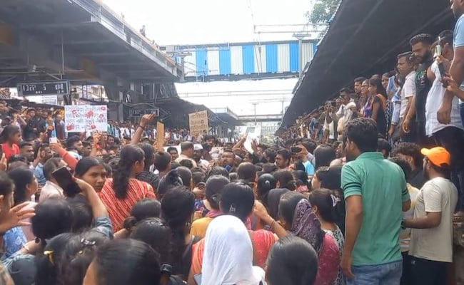 Mahendra3006's tweet photo. Shameless 🚨

Why are daughters not safe even in school? 

Sexual harassment of two three and a half year old girls in Badlapur school.

Angry mob pelted stones.
Police batoned at the protesting people. 

Must Retweet✊ 

#Maharashtra #Thane #Badlapur
#21_अगस्त_भारत_बंद_रहेगा
#कल_भारत_बंद_रहेगा
 #SexualAssault #LateralEntry
