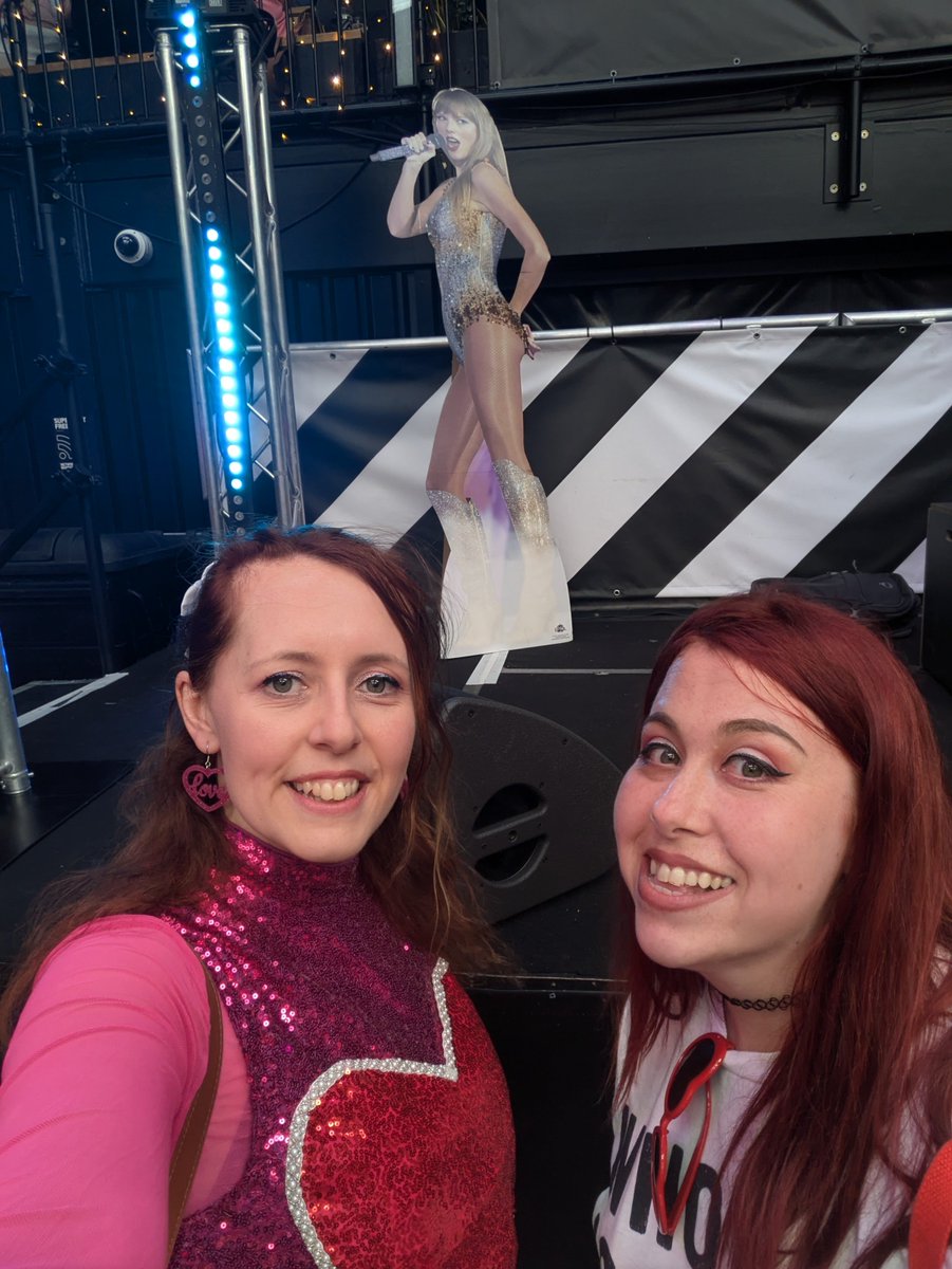 Faelightcosplay's tweet photo. Hoping for a sneaky play of Paper Rings @boxparkwem https://t.co/tYuSPkjP38