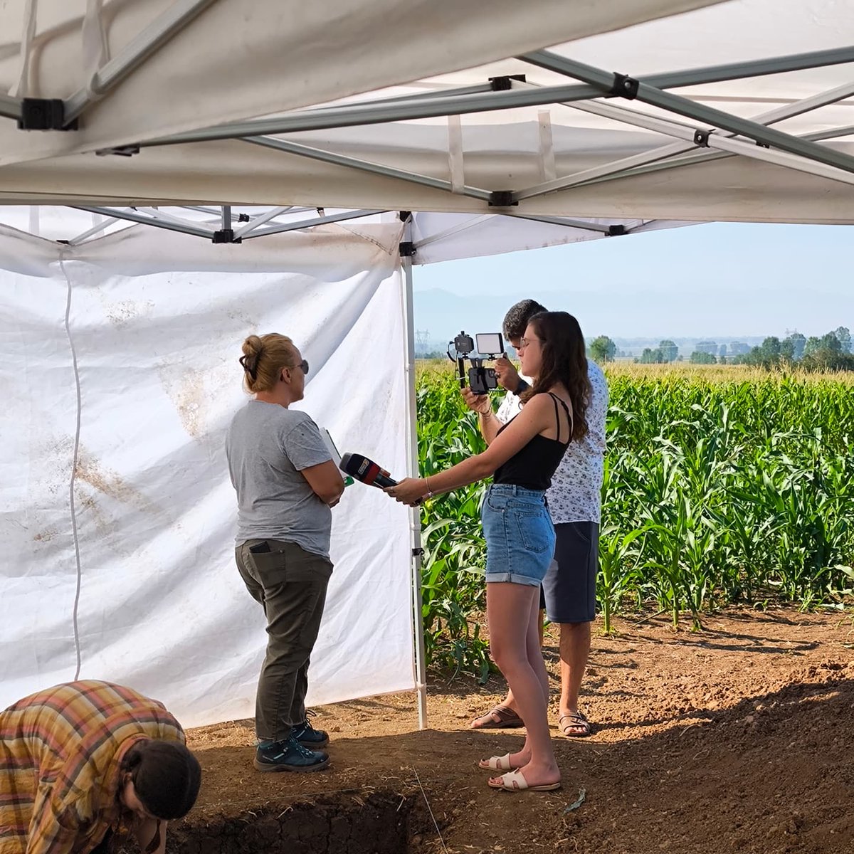 KorcaNeolithic's tweet photo. Our excavation site has once again received a visit from the media: Report TV and News24 interviewed one of our project leaders, Dr. Edlira Andoni, on the field. 🎤🎥

#korca #neolithic #project #albania #international #excavation #news #media https://t.co/rlwMIeGLyg
