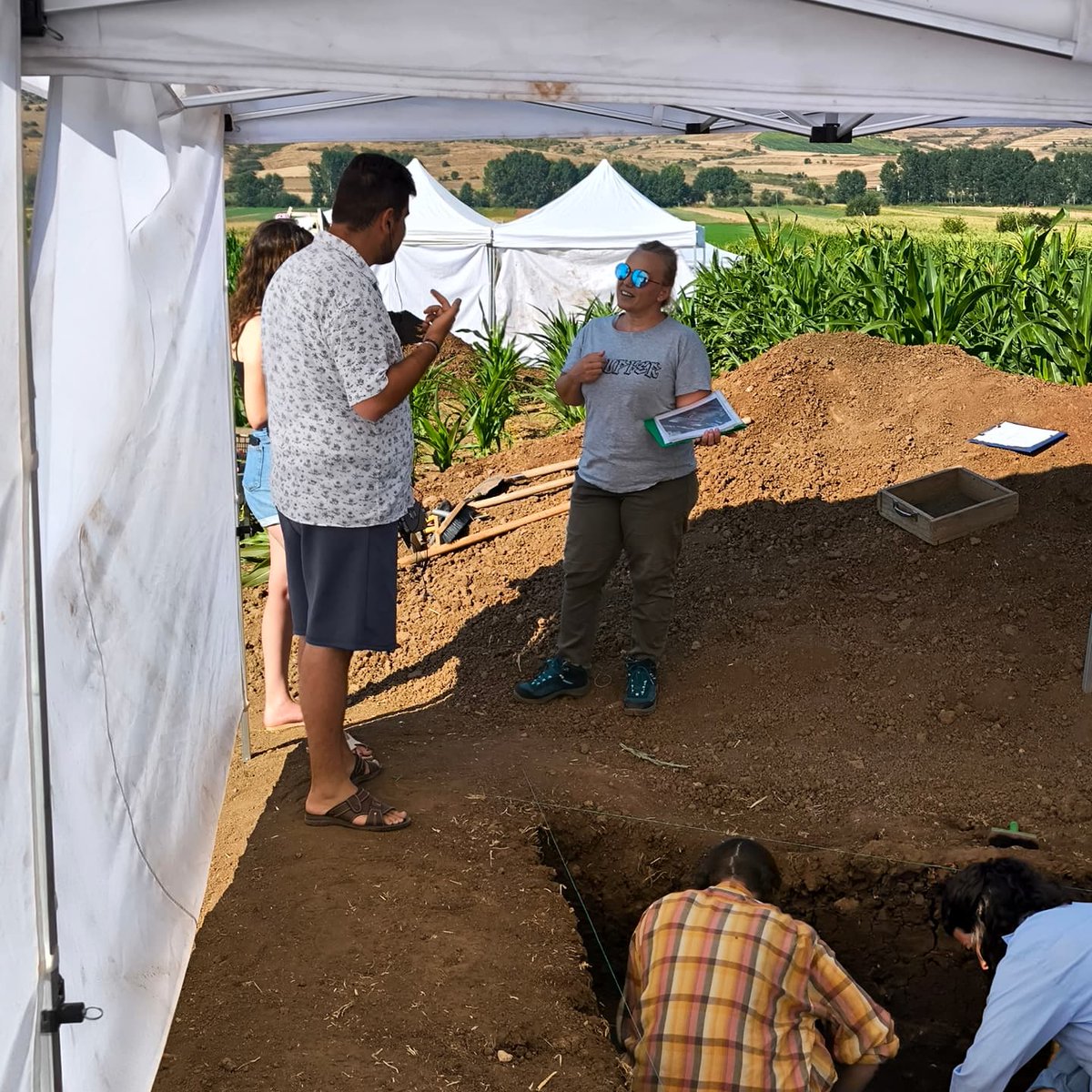 KorcaNeolithic's tweet photo. Our excavation site has once again received a visit from the media: Report TV and News24 interviewed one of our project leaders, Dr. Edlira Andoni, on the field. 🎤🎥

#korca #neolithic #project #albania #international #excavation #news #media https://t.co/rlwMIeGLyg