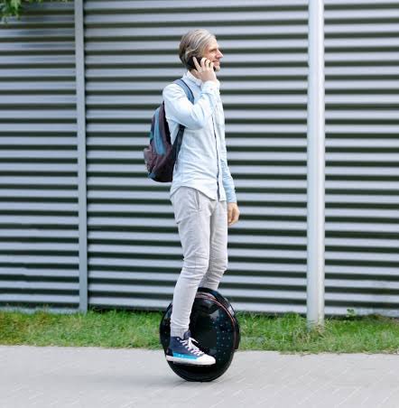 ControleY's tweet image. vc já perdeu o interesse por um motivo aleatório?
uma amiga dormiu na casa de um cara depois do date. No dia seguinte, ele tinha trabalho presencial, se arrumou e saiu de casa junto com ela. Eis que ele sobe num MONOCICLO!
Ela não quer sair com ele depois que o viu andar naquilo