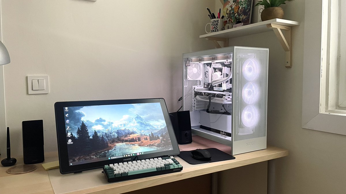 Lucia_gartist's tweet image. Hoy toca presumir de set up mil gracias a @ItsJoshDesign por montarme esta maravilla de PC 🤍😌
