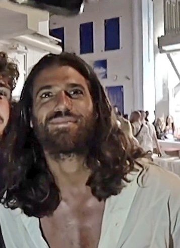 monica_am2's tweet image. "-Quiero hacerte una pregunta.
No se hacen preguntas, si quieres un selfie con mucho gusto.
-¿Cómo estás?
Estoy muy bien.
- Todo el mundo te quiere.
 Lo sé, muchas gracias.
-¿Te gusta Míkonos?
Me gusta mucho."
 🥰#CanYaman