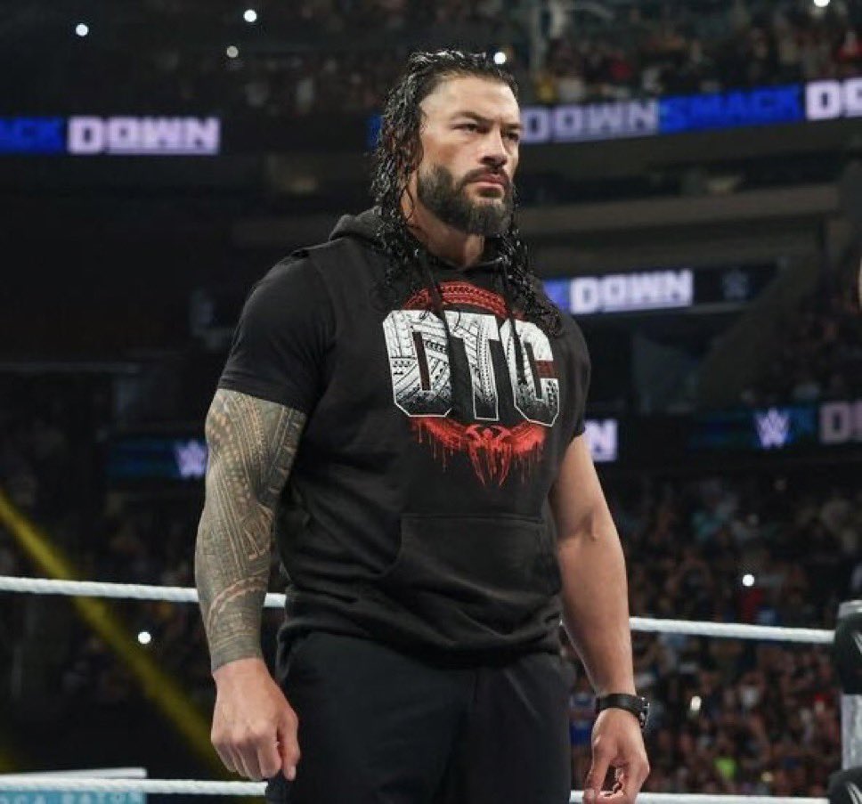 AnjaliReignsB2R's tweet photo. The picture of the day 🔥 

The Big dog of the wrestling federation ☝️
@WWERomanReigns history maker 🔥☝️🐐😍

#OTC 
#TheHeadOfTheTable 
#MrMainEvent https://t.co/5iOoMKZiEn