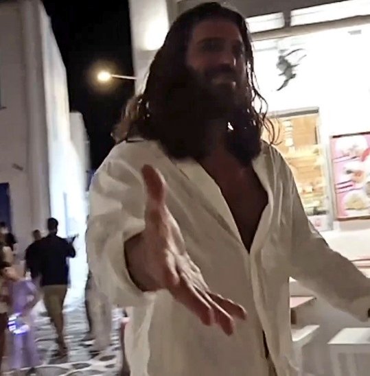 monica_am2's tweet image. "-Quiero hacerte una pregunta.
No se hacen preguntas, si quieres un selfie con mucho gusto.
-¿Cómo estás?
Estoy muy bien.
- Todo el mundo te quiere.
 Lo sé, muchas gracias.
-¿Te gusta Míkonos?
Me gusta mucho."
 🥰#CanYaman