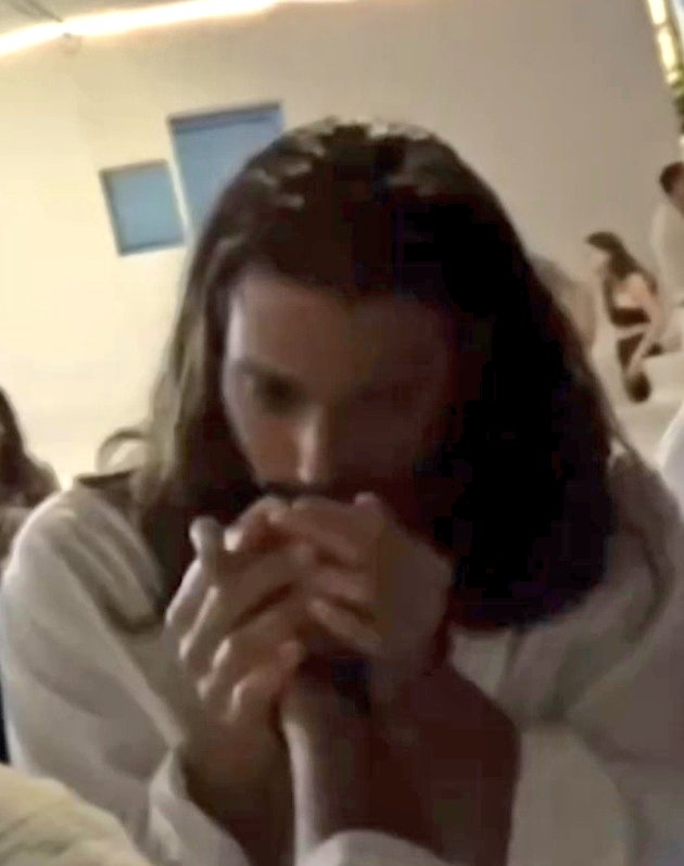 monica_am2's tweet image. "-Quiero hacerte una pregunta.
No se hacen preguntas, si quieres un selfie con mucho gusto.
-¿Cómo estás?
Estoy muy bien.
- Todo el mundo te quiere.
 Lo sé, muchas gracias.
-¿Te gusta Míkonos?
Me gusta mucho."
 🥰#CanYaman