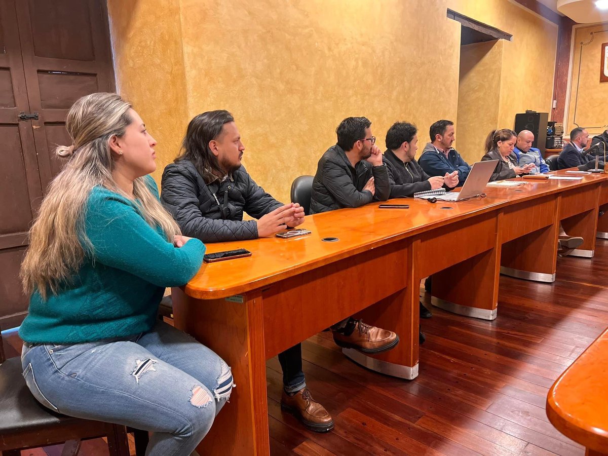 El Alcalde y su equipo discutieron temas clave como el mejoramiento del tránsito, cumplimiento de metas y proyección de nuevas obras. También se trató el borrador de la ordenanza sobre letreros en el centro cantonal. 

La coordinación es fundamental para nuestra administración.