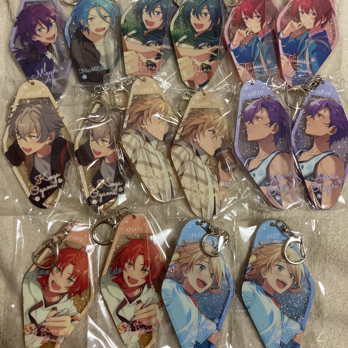 trrr_hid's tweet photo. 【譲渡】あんスタ 中国 花伴アクキー 閃耀缶バッジ
譲: ★レオ ☆司 ★薫 ○マヨイ ○藍良 ★HiMERU ☆ニキ ☆晃牙 アドニス 友也 鉄虎
求: アクキー750円缶バッジ540円＋送料
☆は無印から同数〜★は2点〜引取 https://t.co/WdpbE2PBIo