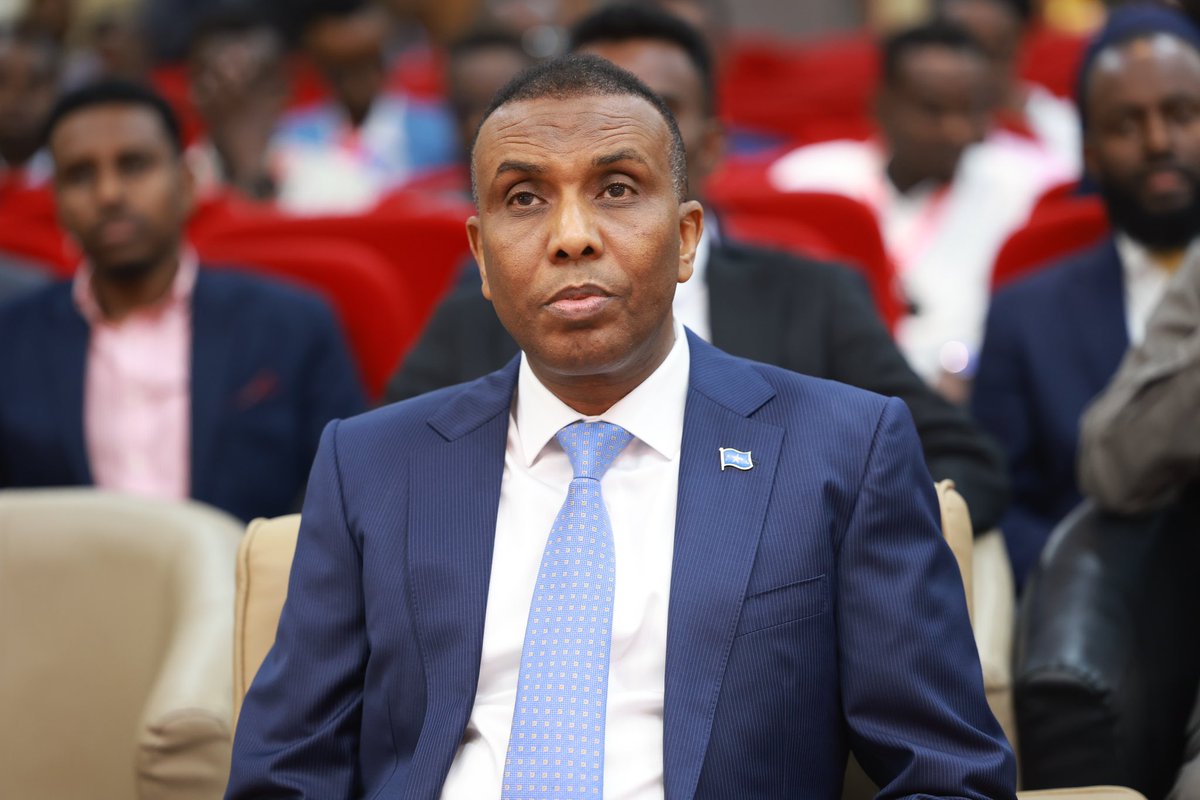 SomaliPM's tweet photo. Ra’iisul Wasaare Xamsa Cabdi Barre oo soo xiray Madasha Magan ee Falanqeynta Maalgashiga

Muqdisho, Talaado, 20 Agoosto 2024:-Ra’iisul Wasaaraha Jamhuuriyadda Federaalka Soomaaliya, Mudane Xamsa Cabdi Barre, ayaa maanta soo xiray Madasha Magan, oo ah madal muhiim ah oo lagu falanqeynayo sida Dowladda iyo Ganacsatada Soomaaliyeed isaga kaashan karaan maalgashiga dalka.

Ra’iisul Wasaaraha ayaa ku boorriyay ka qaybgalayaasha in ay sii xoojiyaan dadaalkooda ku aaddan iskaashiga wax ku oolka ah ee ka dhaxeeya dowladda iyo ganacsatada, si loo gaaro horumar waara oo looga faa’iideysto kheyraadka dabiiciga ah ee dalka. 

Mudane Xamsa waxa uu sidoo kale ka hadlay muhiimadda ay leedahay in la dhiso kalsooni iyo wada shaqeyn dhab ah oo u dhaxeysa ganacsatada iyo dowladda, taasoo gundhig u noqon karta horumarka dhaqaale ee Soomaaliya.

Madasha Magan ayaa ujeedkeedu yahay in la abuuro jawi furan oo lagu wadaago fikradaha, laguna soo bandhigo qorshayaal maalgashi oo wax ku ool ah, si Soomaaliya ay u gaarto hadafkeeda ah in ay noqoto dal maalgashi u furan, isla markaana horumar dhaqaale oo waara ku tallaabsato.