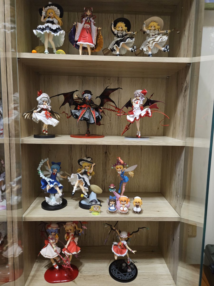 wolf1695's tweet photo. 今日届いたタンスに並んでみた
あとは照明のみだな

みんなカワエエやなぁ

#フィギュアの写真
#東方Project
#狼と香辛料 https://t.co/O2DJGtrePR