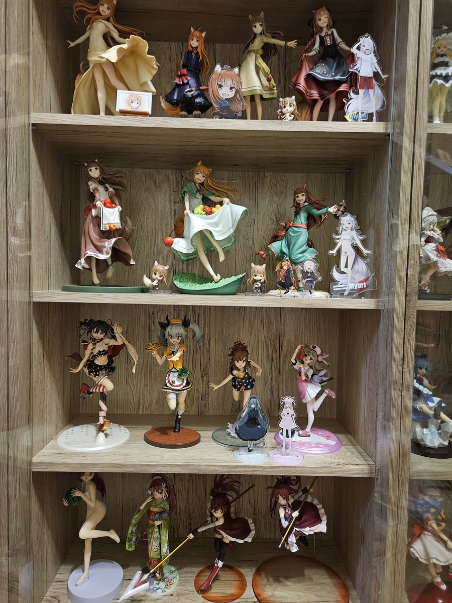 wolf1695's tweet photo. 今日届いたタンスに並んでみた
あとは照明のみだな

みんなカワエエやなぁ

#フィギュアの写真
#東方Project
#狼と香辛料 https://t.co/O2DJGtrePR