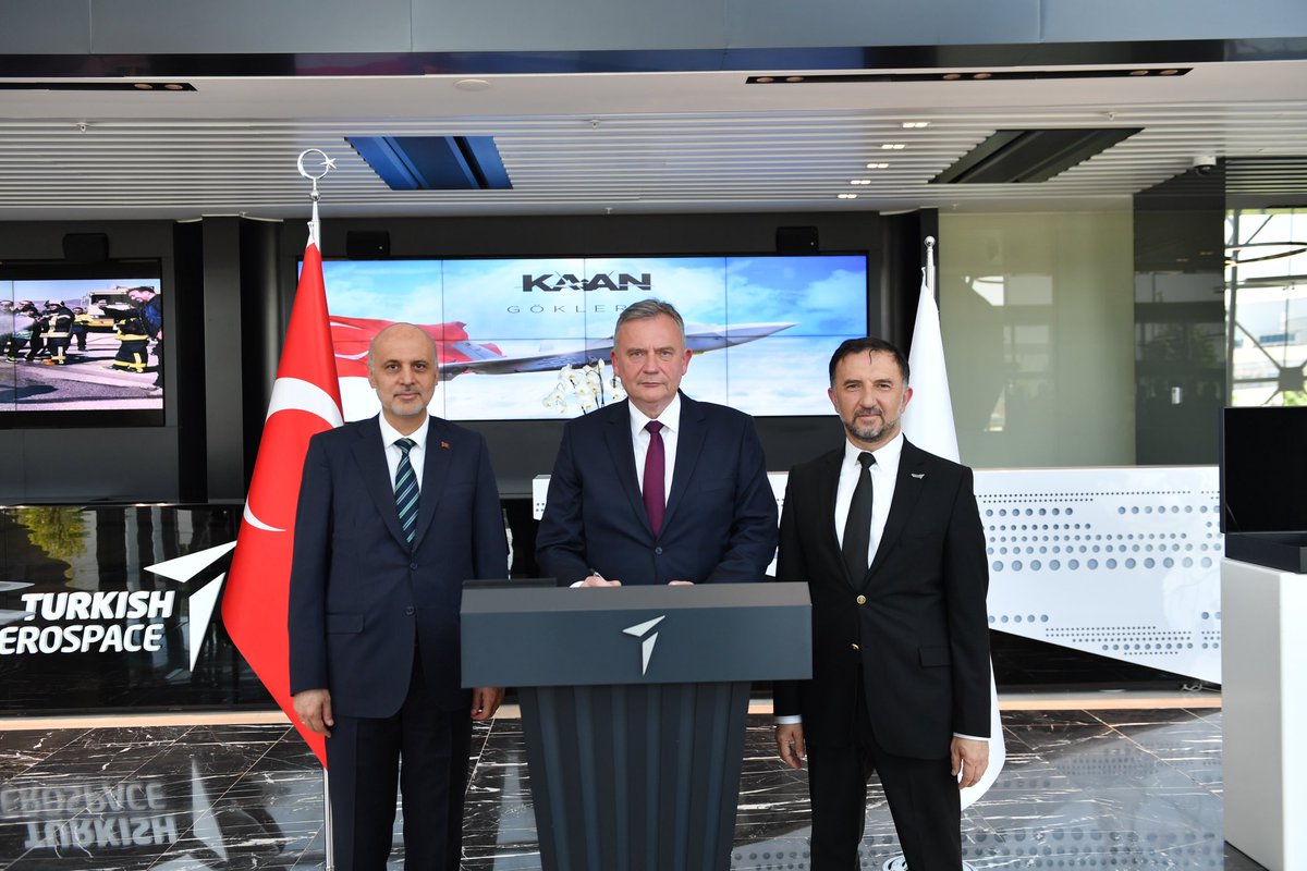 mavivatannet's tweet photo. Polonya heyeti TUSAŞ'ta.

Polonya Savunma Bakan Yardımcısı Sn. Pawel Bejda ve beraberindeki heyet TUSAŞ tesislerini ziyaret etti.

Polonya heyetine TUSAŞ ürünleri ve kabiliyetleri tanıtıldı.

Görüşmelerde Kaan milli muharip uçak maket ve fotoğrafları görüldü. https://t.co/Pl4wBRBhd7