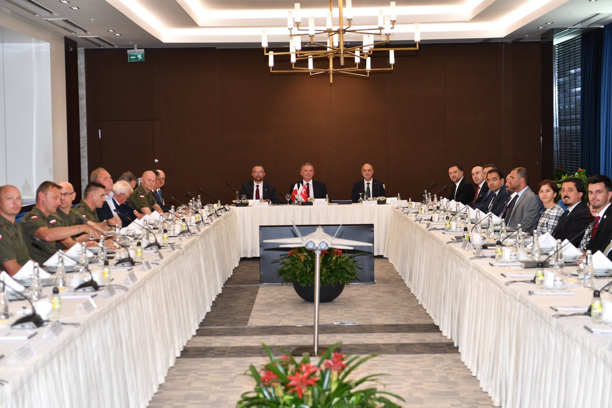 mavivatannet's tweet photo. Polonya heyeti TUSAŞ'ta.

Polonya Savunma Bakan Yardımcısı Sn. Pawel Bejda ve beraberindeki heyet TUSAŞ tesislerini ziyaret etti.

Polonya heyetine TUSAŞ ürünleri ve kabiliyetleri tanıtıldı.

Görüşmelerde Kaan milli muharip uçak maket ve fotoğrafları görüldü. https://t.co/Pl4wBRBhd7