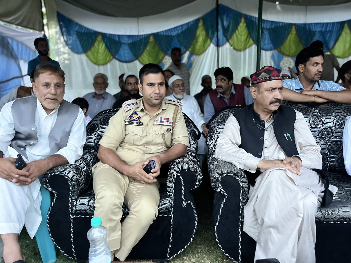 Wagoora_KREERI's tweet photo. Former Minister & Senior @jkpdp Leader Syed Basharat Bukhari @AnNaqvi_Bukhari presided over as the chief guest at the thrilling final match of the Shafqat Memorial Volleyball Tournament in Waripora Bala today!
@jkpdp
@AnNaqvi_Bukhari
#BasharatBukhari
#ShafqatMemorialVolleyball https://t.co/e8lc4txjEA