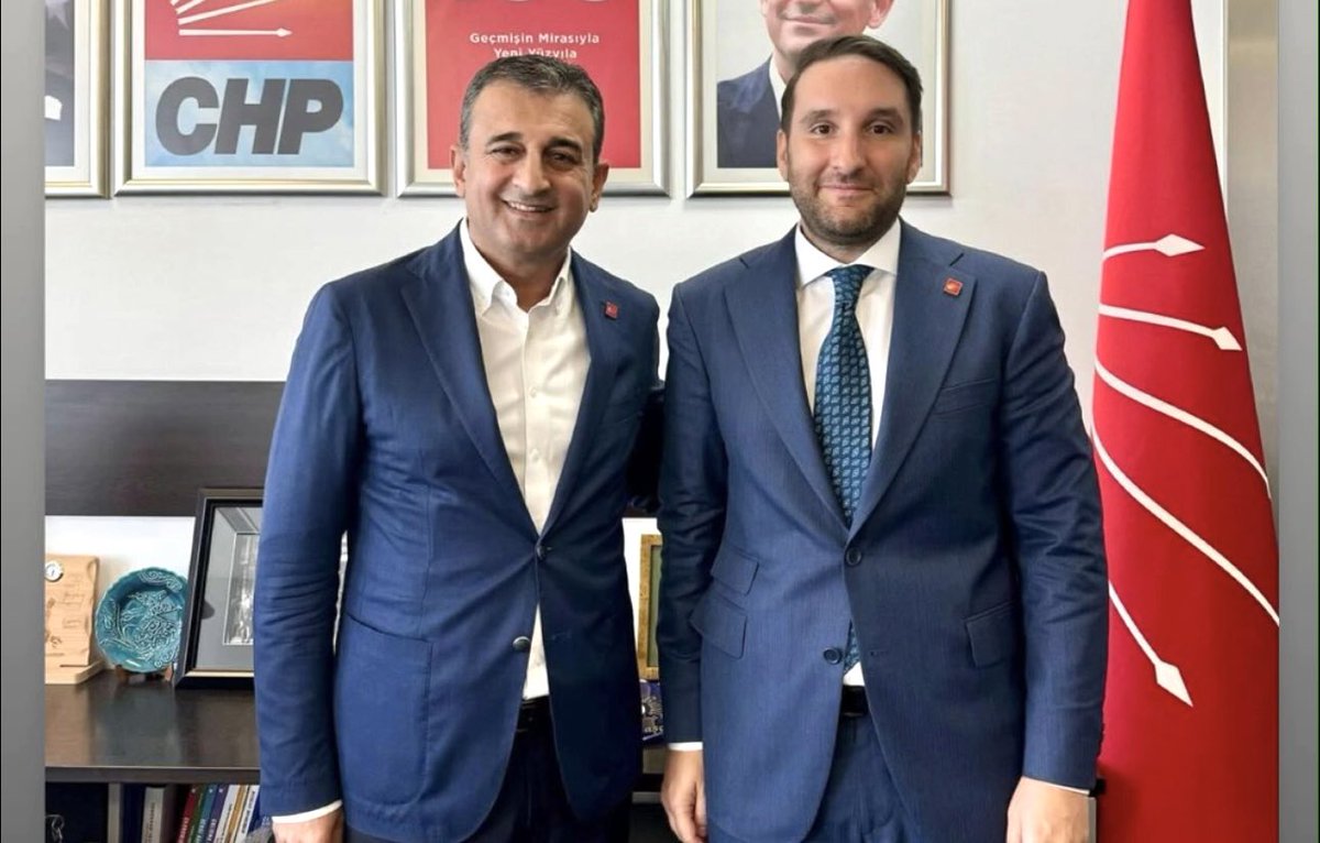 Adana Bağımsız milletvekili <a href="/bilalbilici01/">Bilal Bilici</a> bu gün Ankara’da düzenlenen törenle <a href="/herkesicinCHP/">CHP 🇹🇷</a> ‘ye katıldı, Bilici’nin rozetini CHP Genel Başkanı <a href="/eczozgurozel/">Özgür Özel</a> taktı