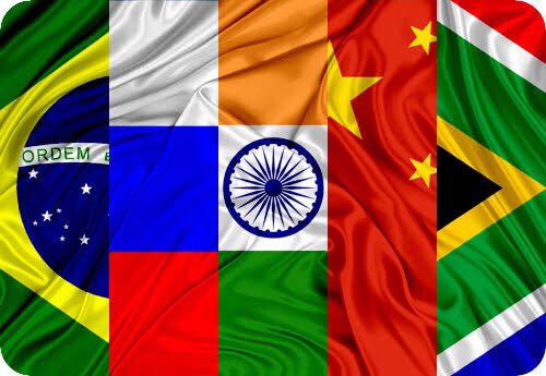 Geopoliticahoj's tweet photo. 🇧🇷🇷🇺🇮🇳🇨🇳🇿🇦 BRICS: Um total de 159 países manifestaram interesse em aderir ao sistema internacional de transações financeiras que está sendo criado pelo grupo. Veja em 5 pontos como isso pode mudar a geopolítica🧵 https://t.co/a2X0xNQx71