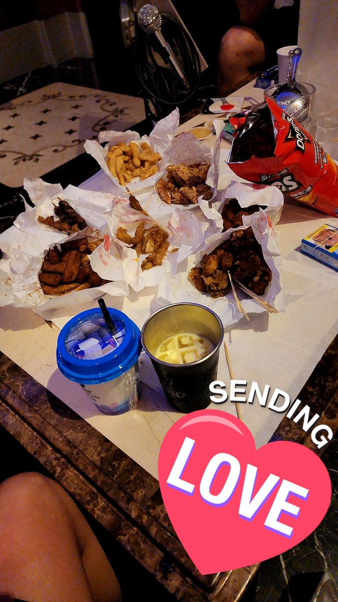 我有一對好朋友
怕我餓～怕我無聊！
一通電話😏出發