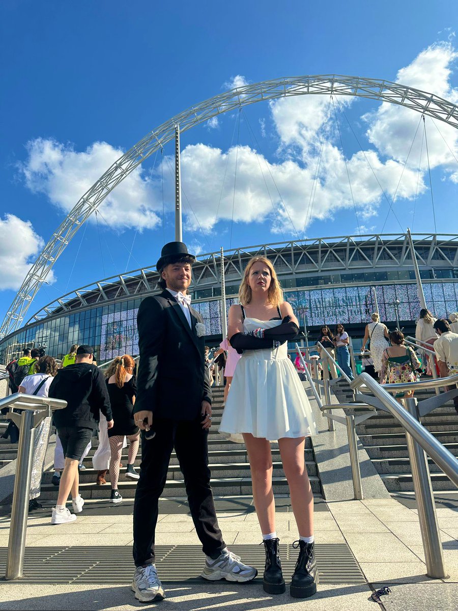 shortnswift's tweet photo. He didn’t drop the baby 🎩🤍 #LondonTSTheErasTour @taylornation13 @taylorswift13 https://t.co/dZrOMyCAgP