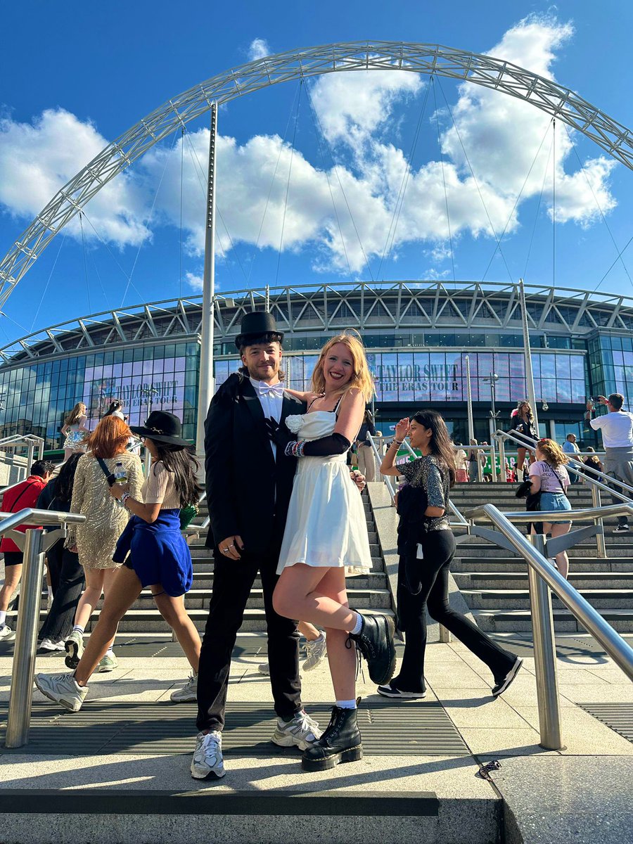 shortnswift's tweet photo. He didn’t drop the baby 🎩🤍 #LondonTSTheErasTour @taylornation13 @taylorswift13 https://t.co/dZrOMyCAgP