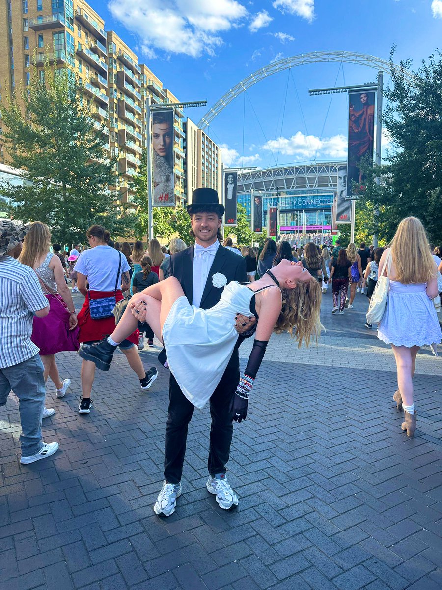 shortnswift's tweet photo. He didn’t drop the baby 🎩🤍 #LondonTSTheErasTour @taylornation13 @taylorswift13 https://t.co/dZrOMyCAgP