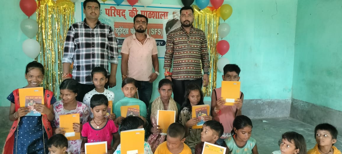 students4seva's tweet photo. सेवार्थ विधार्थी बिहार प्रांत, नवगछिया जिले के कार्यकर्ताओं द्वारा बस्ती की पाठशाला में विद्यार्थियों के मध्य रक्षाबंधन का पावन पर्व मनाया गया।
#StudentsForSeva #WeAreSFS #RakshaBandhan #BastiKiPathshala https://t.co/fBZ9fJgQar