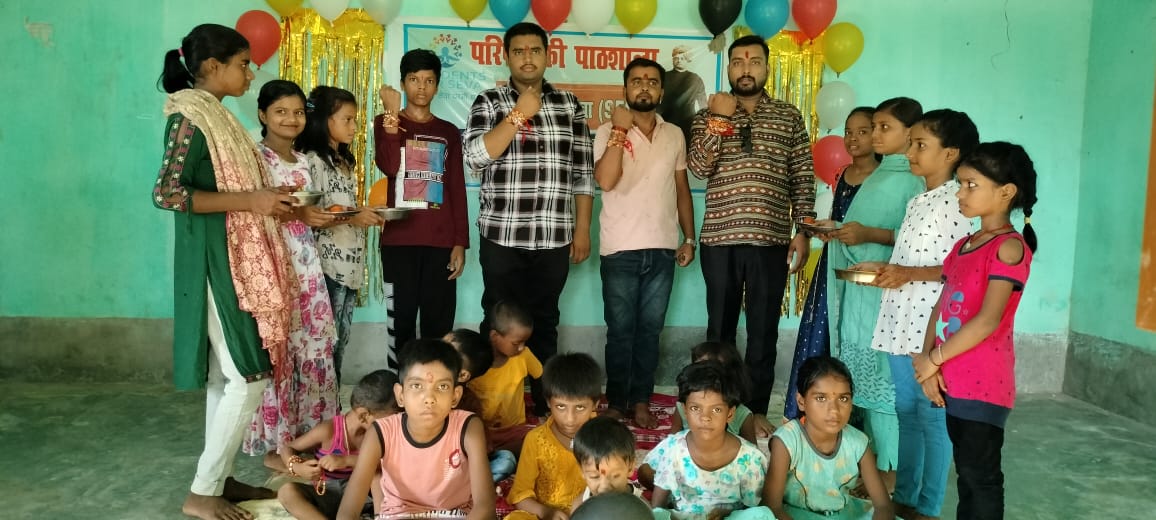students4seva's tweet photo. सेवार्थ विधार्थी बिहार प्रांत, नवगछिया जिले के कार्यकर्ताओं द्वारा बस्ती की पाठशाला में विद्यार्थियों के मध्य रक्षाबंधन का पावन पर्व मनाया गया।
#StudentsForSeva #WeAreSFS #RakshaBandhan #BastiKiPathshala https://t.co/fBZ9fJgQar