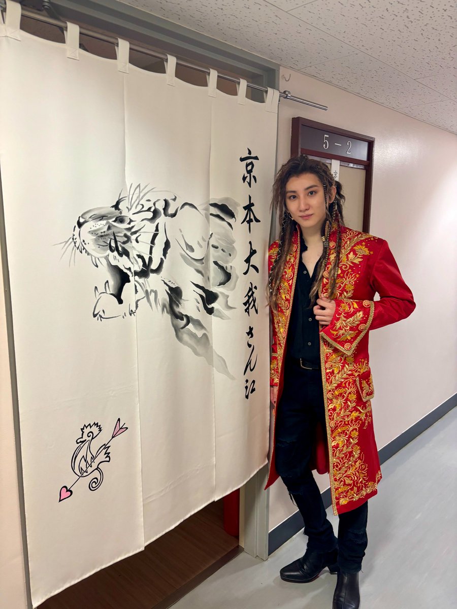 STARTO_INT's tweet photo. #TaigaKyomoto of #SixTONES poses in the gilded costume of his titular role in Michael Kunze's hit musical #Mozart!

"The rehearsal time went by in a flash! Everyone was so kind and I sincerely appreciate the advice of my fellow cast members."

@SixTONES_SME 
@TAIGA_KYOMO33 https://t.co/XoIijp6U6R