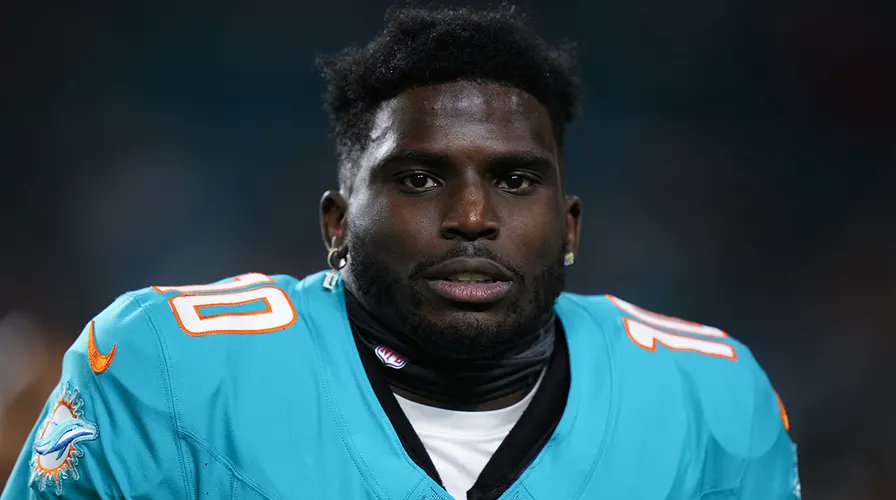 NFL_DovKleiman's tweet photo. 𝐑𝐞𝐩𝐨𝐫𝐭: #Dolphins star WR Tyreek Hill is dealing with a minor hand injury; he was seen wearing a removable brace on his right hand during practice today.

(via @CameronWolfe) https://t.co/MKpBg6wMMI