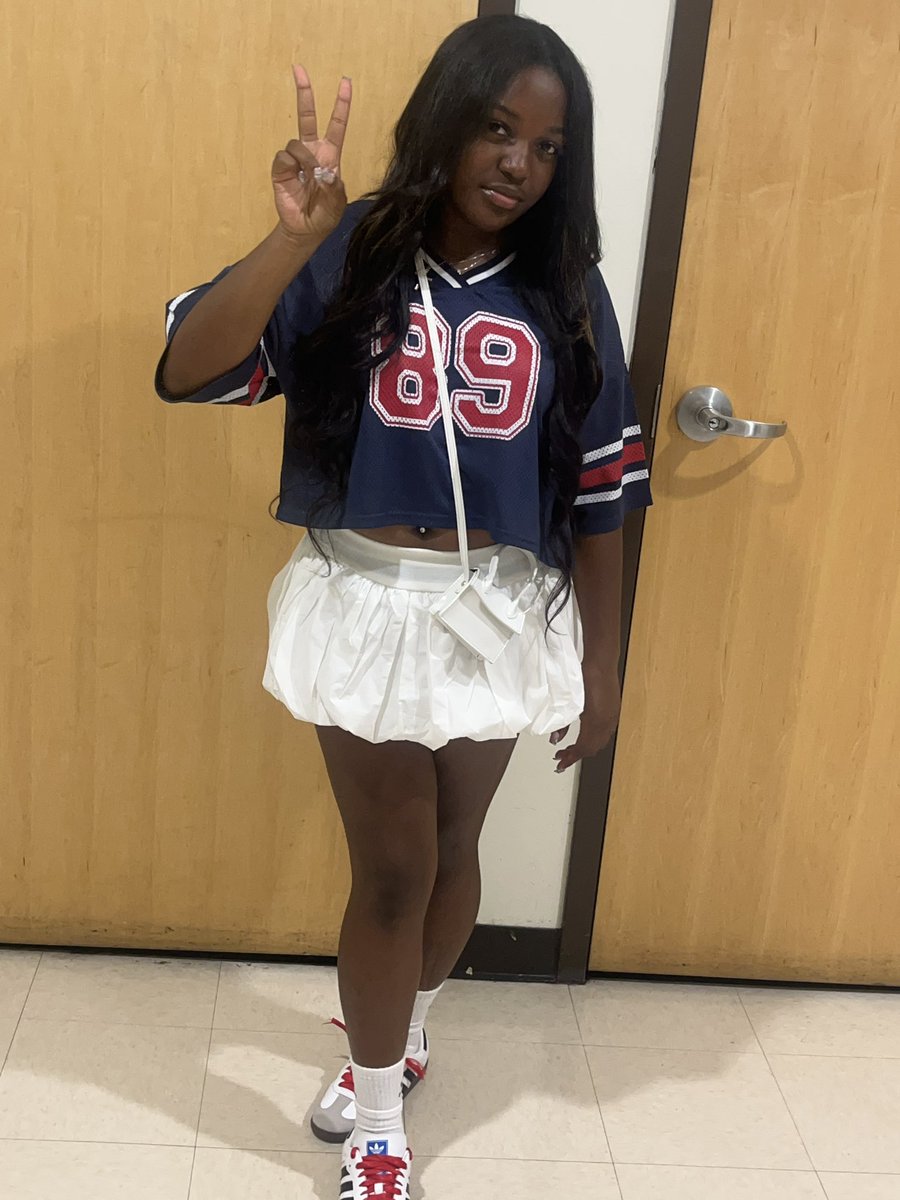 yogurlbai's tweet photo. #firstdayofschoolfit 💋 https://t.co/qsiFpgsJ16