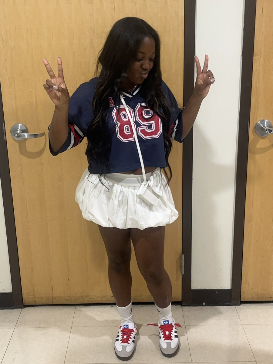 yogurlbai's tweet photo. #firstdayofschoolfit 💋 https://t.co/qsiFpgsJ16