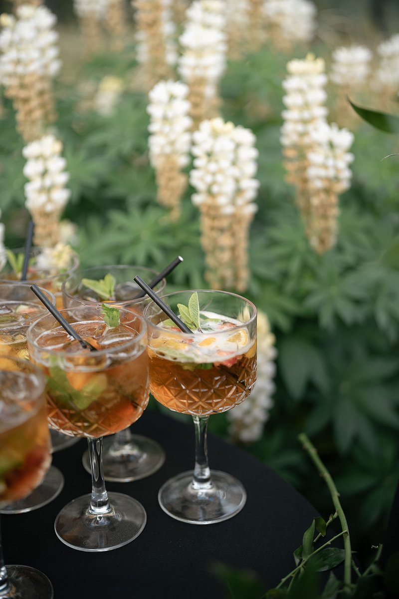 PIMMS O'CLOCK // Summer weddings go hand in hand with summer drinks  🍹

Serve up something spectacular for your guests. 

Photography by John Mark Studios