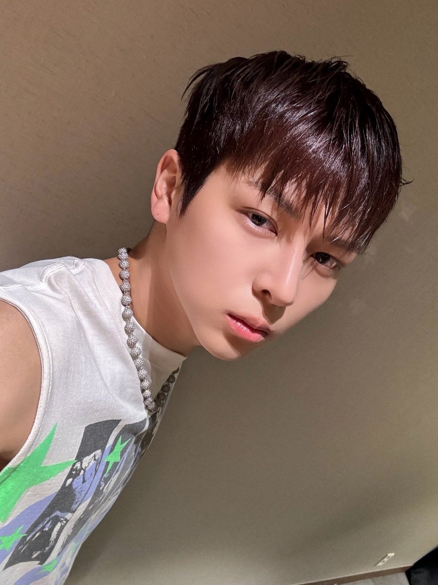 NOMAD_is_here's tweet photo. [#원]  
오른쪽? 왼쪽?

#NOMAD #노매드
#ONE #원 https://t.co/6dqIjF5AEa
