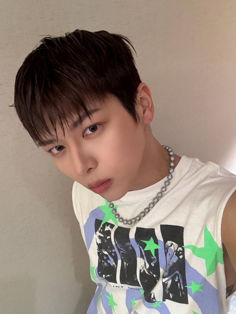 NOMAD_is_here's tweet photo. [#원]  
오른쪽? 왼쪽?

#NOMAD #노매드
#ONE #원 https://t.co/6dqIjF5AEa