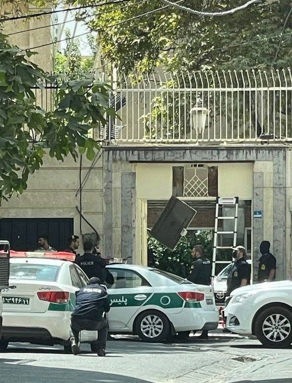 NatalieAmiri's tweet photo. Vor einer Stunde von den Sicherheitskräften des iranischen Regimes gestürmt und geschlossen! Das Deutsche Sprachinstitut Teheran (DSIT) wurde 1995 von der Botschaft der Bundesrepublik Deutschland im Iran gegründet und zählt zu den beliebtesten Institutionen für deutsche Sprache. https://t.co/qZlbWf4poM