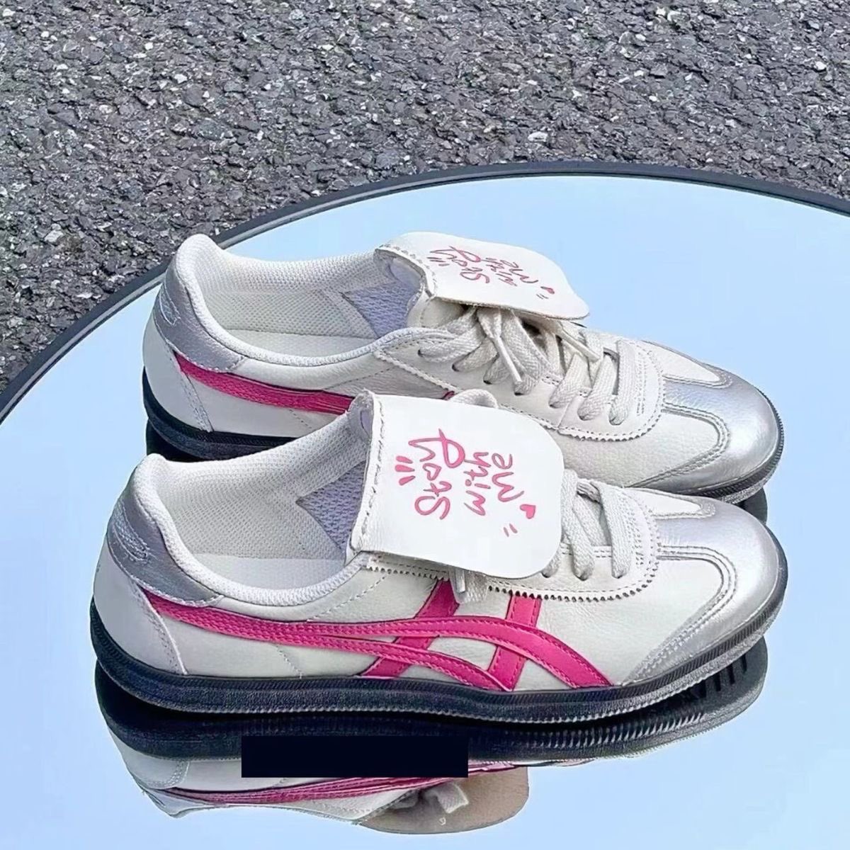 myorensarea's tweet photo. self reward tahun ini semoga kebeli sneakers ini, asli cakep banget sih berseliweran mulu 🥹🫶 https://t.co/n045KXXFs2