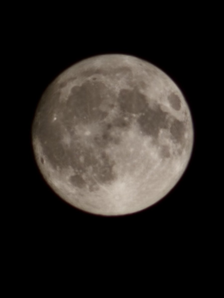Behrendt58's tweet photo. The moon was absolutely beautiful last night! https://t.co/cQIpbviR9M