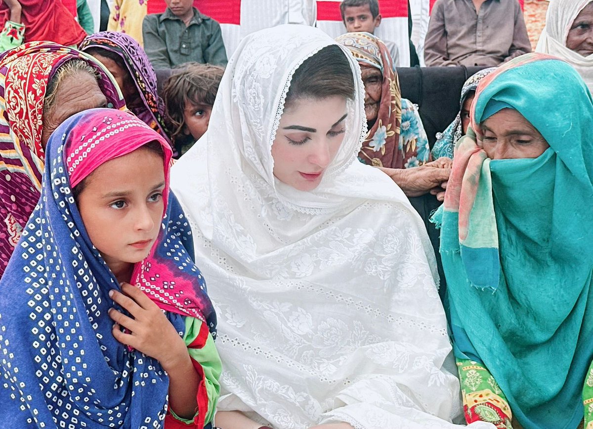 hinaparvezbutt's tweet photo. وزیراعلیٰ مریم نواز صاحبہ سیلاب متاثرین کا غم بانٹنے خود راجن پور ان کے کیمپ میں پہنچ گئیں۔۔ https://t.co/Q10uXZUvR7