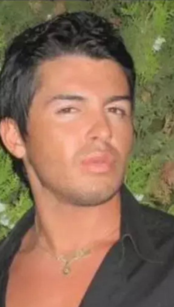 ozlemdogan_'s tweet photo. Daha birkaç yıl öncesine kadar adı Okan Ünsal olan bir erkek, ameliyatla cinsiyet değiştirip(!) Selin Ciğerci adını alarak sözde kadın oldu. Sonra Gökhan Çıra ile evlilik oyunu oynadı zira iki erkek evlenemez. Bu erkekten dönmelerin dış görünüşünü estetikle kadına benzetiyorlar da hadi iç organlarını da değiştirin, çocuk doğurun bakalım! İmkansız tabi. Daha seslerini bile kadınsılaştıramıyorlar. Allah tarafından annelere bahşedilen süte sahip olsunlar da çocuk emzirsinler, hamile kalsınlar, hadi! LGBT sapkınlığını normalleştiremeyeceksiniz! Erkek olduğu halde ameliyatla sözde kadın olanlara kadın kimliği verme yanlışından bir an önce geri dönülmeli. En önemlisi de CİNSİYET DEĞİŞTİRME AMELİYATLARI YASAKLANMALI!