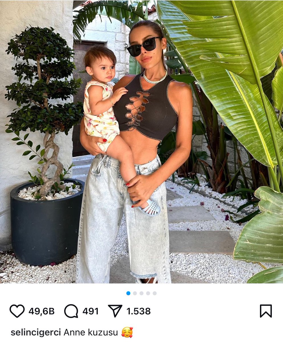 ozlemdogan_'s tweet photo. Daha birkaç yıl öncesine kadar adı Okan Ünsal olan bir erkek, ameliyatla cinsiyet değiştirip(!) Selin Ciğerci adını alarak sözde kadın oldu. Sonra Gökhan Çıra ile evlilik oyunu oynadı zira iki erkek evlenemez. Bu erkekten dönmelerin dış görünüşünü estetikle kadına benzetiyorlar da hadi iç organlarını da değiştirin, çocuk doğurun bakalım! İmkansız tabi. Daha seslerini bile kadınsılaştıramıyorlar. Allah tarafından annelere bahşedilen süte sahip olsunlar da çocuk emzirsinler, hamile kalsınlar, hadi! LGBT sapkınlığını normalleştiremeyeceksiniz! Erkek olduğu halde ameliyatla sözde kadın olanlara kadın kimliği verme yanlışından bir an önce geri dönülmeli. En önemlisi de CİNSİYET DEĞİŞTİRME AMELİYATLARI YASAKLANMALI!