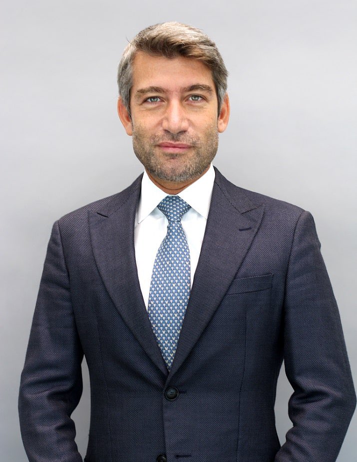 Naji_Hayek's tweet photo. •1995 - Earned an engineering diploma from the French Grande Ecole, Ecole Polytechnique in Paris, France
•1995 - Earned a civil engineering diploma from Ecole Centrale Paris in Paris, France (simultaneously with degree from Ecole Polytechnique)
•1997 - Earned a Master of Science in Civil and Environmental Engineering from the Massachusetts Institute of Technology (MIT) in Cambridge, USA
•2000 - Earned a Ph.D. in Electronic Materials (Thesis in microchip reliability) from the Massachusetts Institute of Technology (MIT) in Cambridge, USA

اهم صفة بالوزير هي معرفته بملفات وزارته مش قدرته على صف الحكي !!! 
بالأخص انو طالعة الصرخة بدهم تكنوقراط
يللي بيصف حكي منيح مانع التمويل عن الفيول وزميلو سيد المنابر بيقول انو بيصرف اموال الوزارة على ذوقو !!!!
تحية الى وليد فياض