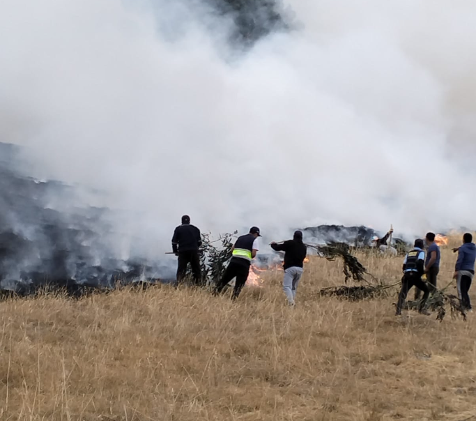 COENPeru's tweet photo. #COENInforma
Áncash: desde la tarde del 19/8 se registra un #IncendioForestal en el sector Ayacayana, distrito y provincia #Recuay. Municipio local, @Policiaperu, sub prefectura provincial y pobladores controlaron el fuego y continúan trabajos de extinción. (1/2) https://t.co/etGs5umu7m