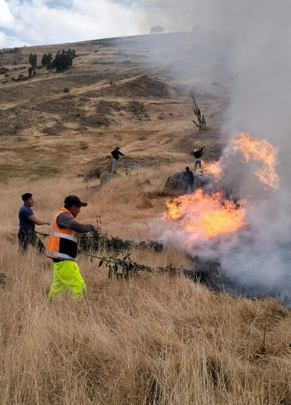 COENPeru's tweet photo. #COENInforma
Áncash: desde la tarde del 19/8 se registra un #IncendioForestal en el sector Ayacayana, distrito y provincia #Recuay. Municipio local, @Policiaperu, sub prefectura provincial y pobladores controlaron el fuego y continúan trabajos de extinción. (1/2) https://t.co/etGs5umu7m