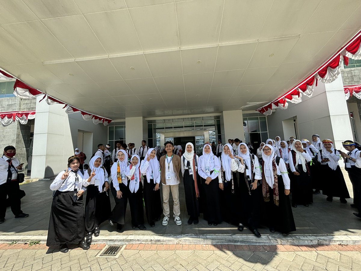 LailaUmniy's tweet photo. "Saya Laila umniya dari FT Bangga Menjadi Bagian dari Laskar Dewantara Muda 2024"
#Day3PKKMBUM2024
#PKKMBUM2024
#MabaUM2024
#BEMUM2024
#UMtheOnlyOne
#LaskarDewantaraMuda
#universitasnegerimalang
#NareswaraDrestantaArutala
#sehatbahagia
#prestasimendunia
#Adhikari https://t.co/aXn7Nu4oty