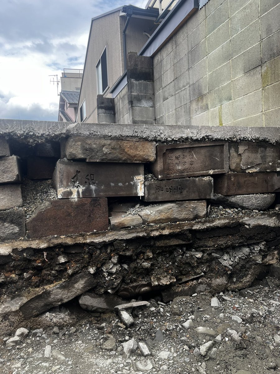 mcn0825's tweet photo. 隣地が開発の為境界の立ち会いしたら壁の中身があらわに。最近続くトラブルの原因これかも。 https://t.co/ccs7KPuuHb